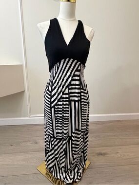 Felicity & Coco Black and White Geometric V-Neck Maxi Dress